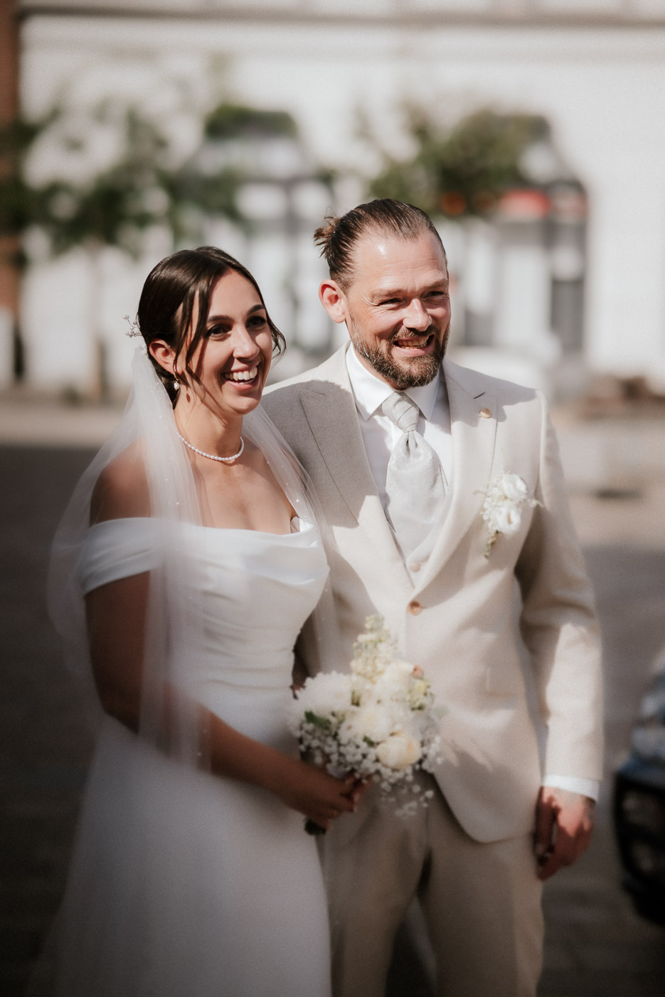 Brautpaar Lara und Sascha nach ihrer Trauung in Meldorf – Hochzeitsreportage Schleswig-Holstein